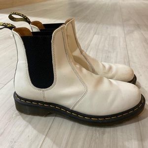 DR. MAARTENS BOOTS! WHITE SIZE 10